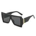 Gafas de sol cuadradas negras extragrandes con lentes integradas y detalles en metal dorado - Régulier / Montura Negra Lentes Grises