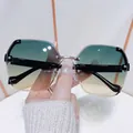 Occhiali da sole senza montatura con lenti sfumate blu-verdi e oro metallo - Aste Nere/Lenti Verde Giallo