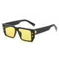 Gafas de sol rectangulares retro con montura negra, lentes amarillas y logo B dorado - Marco Negro Brillante Lente Amarilla