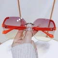 Occhiali da sole oversize senza montatura con lenti sfumate viola e aste arancioni - Aste Rosse Lenti Rosa Giallo