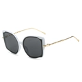 Schicke Cat-Eye-Sonnenbrille mit weißem Rahmen und goldgedrehten Metallbügeln - Normal / Standard (inkl. 13 % MwSt.-Rechnung) weißer Rahmen mit komplett grauen Gläsern