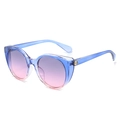 Lunettes œil de chat avec monture bleue translucide, verres dégradés roses et logo doré - Standard / Monture bleu-rose verres gris-rose standard