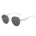 Lunettes de soleil polygonales en métal doré avec verres gris et branches blanches - Standard / Monture dorée standard avec branches blanc plein et verres gris