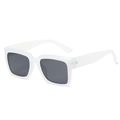 Retro quadratische Sonnenbrille mit mattweißen Fassungen und dunkelgrauen Gläsern - Weißer Rahmen Graue Gläser