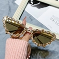 Lunettes de soleil chat en métal avec cristaux champagne et verres marron chic - Monture Dorée Verres Miroir Or
