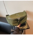 Detalle de bolso de pana verde oliva con textura acanalada y tirador de trenzado - Verde