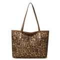 Grote shopper met luipaardprint, bruine leren handvatten en zilveren studs op wit - Tan