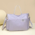Borsa tote in nylon viola chiaro ad alta capacità con tracolla regolabile e etichetta moda - Lavanda