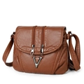 Sac bandoulière en cuir souple marron avec doubles fermetures éclair et logo V argenté - Marron