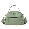 Borsa a mano in nylon verde chiaro con tracolla regolabile e dettagli in metallo - verde chiaro