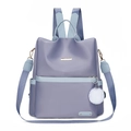 Zaino da donna in tessuto oxford lavanda con spalline blu e ciondolo a pompon bianco - Blu