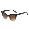 Lunettes de soleil œil de chat avec monture dégradée noire et verres teintés marron, vue 45° - Haut Noir Bas Thé Dégradé Verres Thé