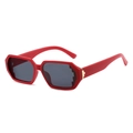 Lunettes de soleil pixel rouges polygonales avec verres gris et détails dorés - Monture Rouge Verres Gris
