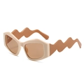 Lunettes de soleil crème avec branches marron ondulées uniques et verres teintés - Standard / Standard (TVA 13 % incluse) Monture blanc cassé avec verres thé clair et branches kaki