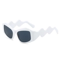 Lunettes de soleil blanches irrégulières avec branches ondulées et verres foncés - Standard / Standard (incluant facture TVA 13 %) monture blanche verres gris complet