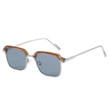 Modische quadratische Sonnenbrille mit Bernsteinrahmen, silbernem Metall und hellblauen Gläsern - Normal / Standardbrille mit Silberrahmen und grauen Gläsern