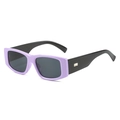 Rechteckige Sonnenbrille mit lavendelfarbenem Rahmen, schwarzen Bügeln und grauen Gläsern - Lila Rahmen Graue Gläser