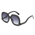 Gafas de sol de gran tamaño con patillas onduladas y lentes degradadas en vista de 45 grados - Montura Negra Lente Gris Doble