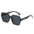 Gafas de sol negras cuadradas con flor de camelia perla y detalle de corazón dorado - Montura Negra Lentes Grises
