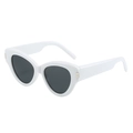 Retro Katzenaugen-Sonnenbrille in Weiß mit dunklen Gläsern und silbernen Details - Normal / Weißer Rahmen Graue Linsen