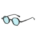 Gafas de sol geométricas negras con lentes azul claro y remaches de plata - Montura Negra Lente Verde