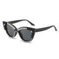 Lunettes de soleil œil de chat mode avec strass et monture noire sur fond blanc - Pierre Noire et Blanche