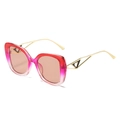Lunettes de soleil œil de chat vintage avec monture dégradé rose et branches en cœur - Standard / Standard - monture rouge et violette avec verres champagne (TVA de 13 % incluse)