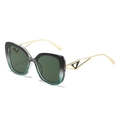 Lunettes de soleil œil-de-chat rétro avec monture vert foncé et branches dorées - Standard / Standard (incl. 13 % taxe) Monture noir-vert et verres verts