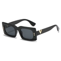 Lunettes de soleil carrées noires rétro avec charnière en V dorée et rivets - Monture Noire Verres Gris