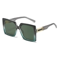 Lunettes de soleil carrées dégradées gris et vert avec détail métallique doré chic - Monture Dégradé Gris Vert Verres Verts