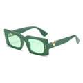 Lunettes de soleil rétro carrées avec monture verte, verres teintés et détail V doré - Monture Verte / Verres Verts