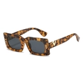 Lunettes de soleil rectangulaires écaillées avec verres gris et logo V doré sur la branche - Monture Léopard Verres Gris