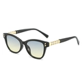 Occhiali cat eye con montura nera, lenti sfumate blu-gialle e stanghette a catena oro - Montatura Nera Lenti Verde Giallo