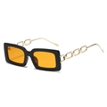 Lunettes de soleil carrées noires avec verres orange et branches chaîne dorée - Monture Noire Verres Orange Jaune