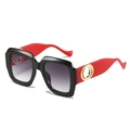 Occhiali da sole squadrati con montatura nera, stanghette rosse e dettagli dorati - Regolare / Montatura Nera Aste Rosse Lenti Sfumate Grigie