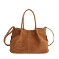 Grand sac cabas marron caramel en cuir souple avec bandoulière et détails métalliques dorés - Style Simple / Marron