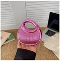 Detail van roze metallic halve maan tas met verticale textuur en fijne ketting - Roze