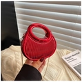 Macro-opname van metallic rode avondtas met verticale textuur en gouden ketting - Rood