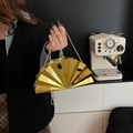 Bolso de fiesta dorado en forma de abanico con acabado espejo y cadena elegante - Dorado