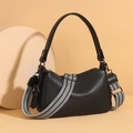 Schwarze Schultertasche mit Litschi-Maserung und gewebtem Gurt mit geometrischem Muster - Schwarz