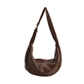 Bolso hobo marrón oscuro en cuero sintético suave con correa ajustable y hebilla plateada - café