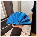 Elegante bolso de noche en forma de abanico azul brillante con cadena dorada - Azul