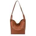 Braune Handtasche aus Leder mit Lychee-Muster, Kontrastnähten und verstellbarem Riemen - Braun