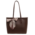 Borsa tote capiente marrone scuro con foulard di seta pied-de-poule su sfondo bianco - Marrone