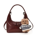 Sac croissant bordeaux minimaliste en cuir avec un charmant porte-clés ours en peluche - Bordeaux