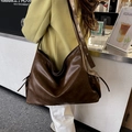 Retro dunkelbraune Leder-Umhängetasche mit Ösenriemen und seitlichem Kordelzug-Detail - Khaki