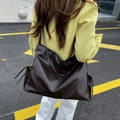 Minimalistische dunkelbraune Shopper-Tasche aus weichem Leder mit Quasten-Details im Freien - Braun