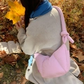Borsa a tracolla trapuntata rosa con tracolla annodata e ciondolo blu morbido - Rosa