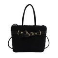 Schicke schwarze Lammfell-Schultertasche mit Lederriemen und goldener Schnalle - Schwarz