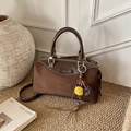 Borsa Boston marrone in pelle scamosciata con fiocco in pelle e ciondolo di peluche - Marrone